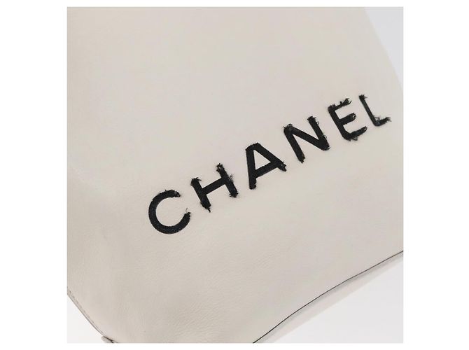CHANEL Essential Hand Bag Leather White CC - vista 17