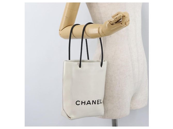 CHANEL Essential Hand Bag Leather White CC - vista 20