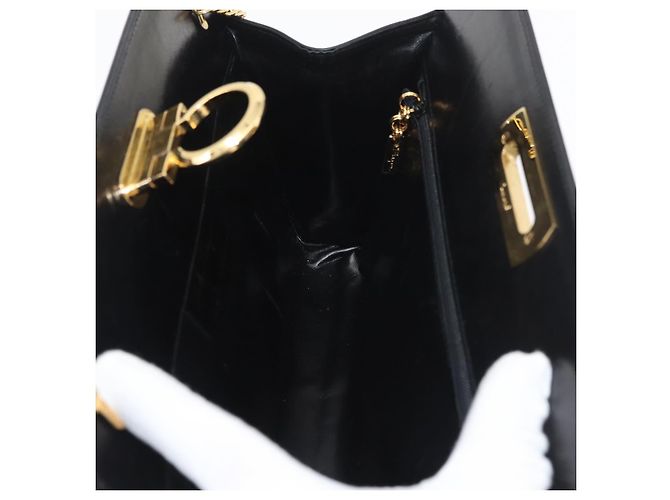 Salvatore Ferragamo Gancini Chain Shoulder Bag Leather Black Gold - vista 17