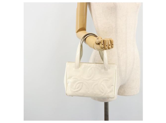 CHANEL Triple Coco Hand Bag Patent leather White CC - vista 24