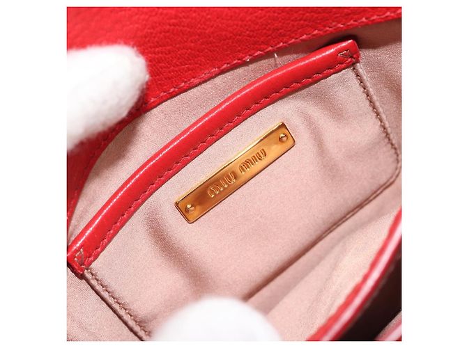 Miu Miu Schultertasche aus Leder rot gold - Ansicht 20
