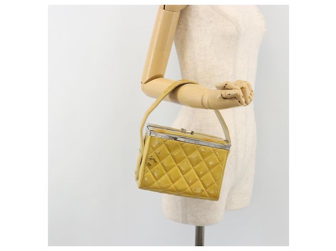CHANEL Vanity Hand Bag Patent Leather Yellow Silver CC - vista 25