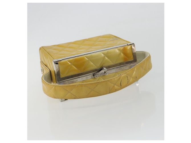 CHANEL Vanity Hand Bag Patent Leather Yellow Silver CC - vista 7