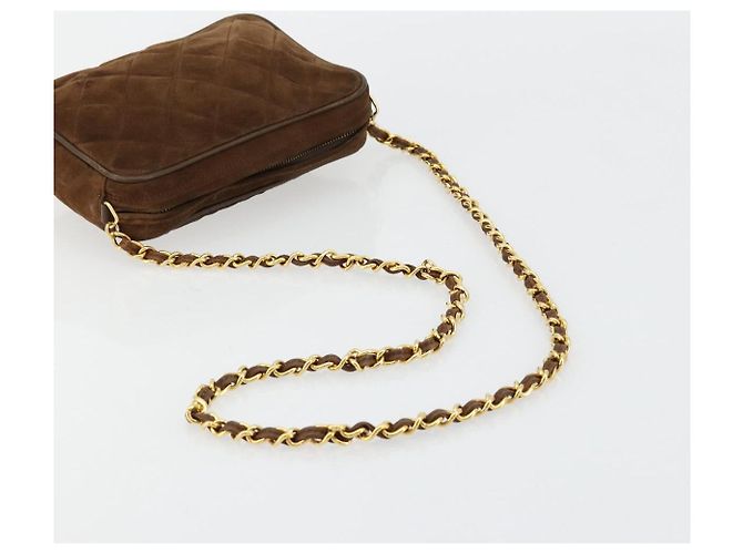 CHANEL Bolsa de Ombro Matelassé com Corrente Camurça Castanho Ouro CC - vista 7