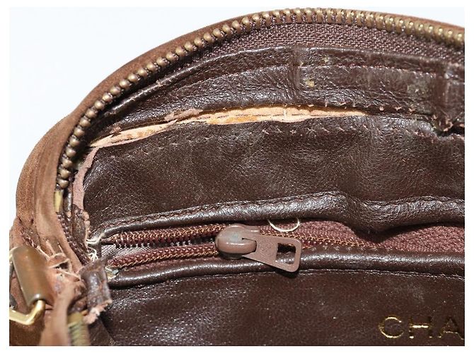 CHANEL Bolsa de Ombro Matelassé com Corrente Camurça Castanho Ouro CC - vista 9