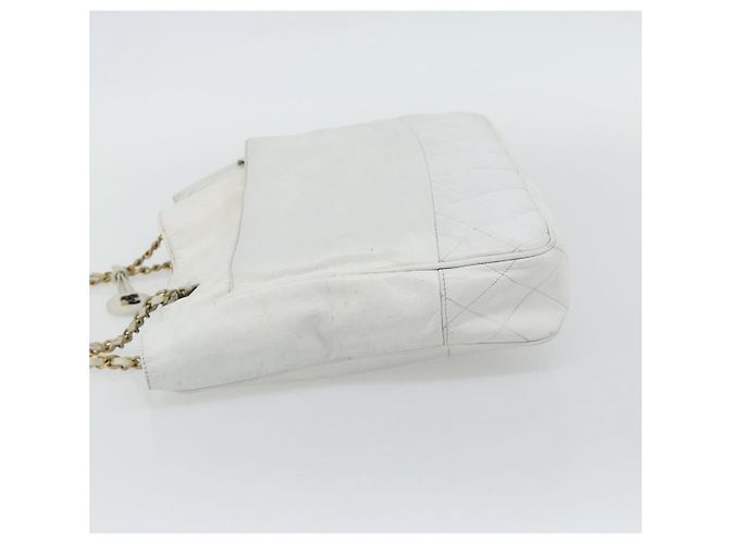 CHANEL Chain Shoulder Bag Leather White Gold CC - vista 3