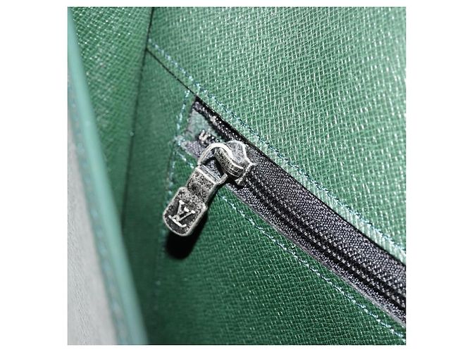 LOUIS VUITTON Taiga Leather Volga Briefcase Epicea M30204 LV - vista 10