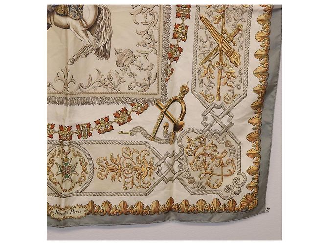 Hermès HERMES Carre 90 Lenço
LVDOVICVS MAGNVS
Seda Cinza - vista 10
