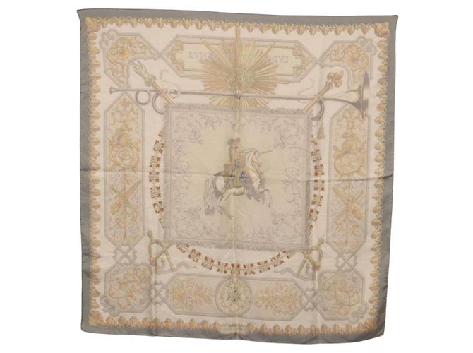 Hermès HERMES Carre 90 Lenço
LVDOVICVS MAGNVS
Seda Cinza - vista 13