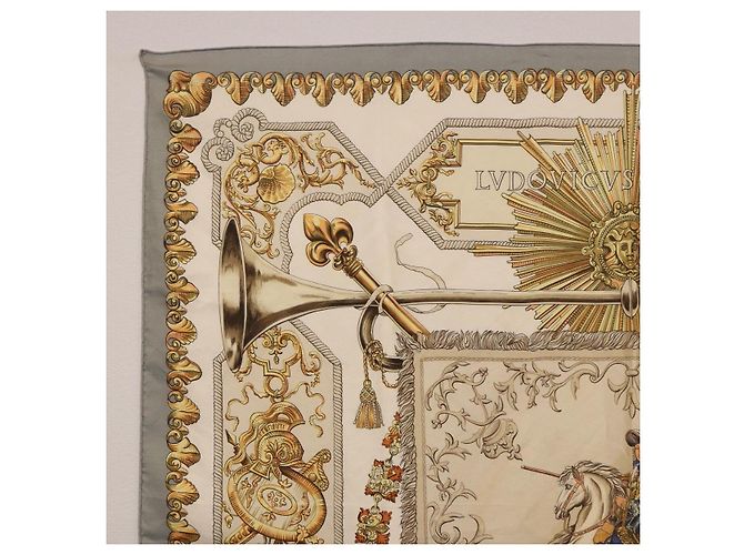 Hermès HERMES Carre 90 Lenço
LVDOVICVS MAGNVS
Seda Cinza - vista 2