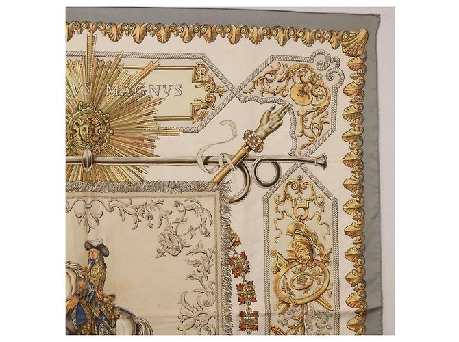 Hermès HERMES Carre 90 Lenço
LVDOVICVS MAGNVS
Seda Cinza - vista 4