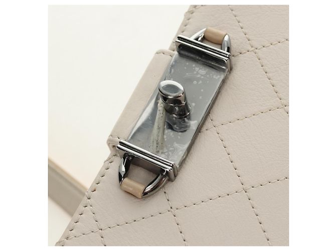 CHANEL Bolsa de Ombro Matelassé em Couro 2way Marfim Ouro Prata CC - vista 10