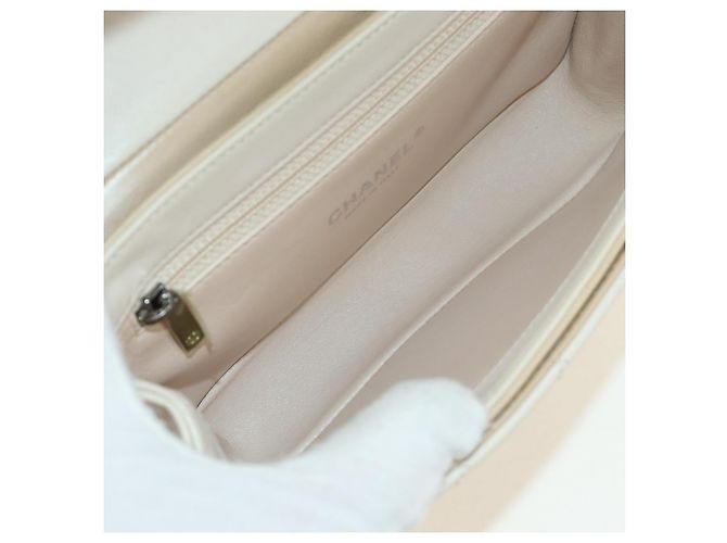 CHANEL Bolsa de Ombro Matelassé em Couro 2way Marfim Ouro Prata CC - vista 11