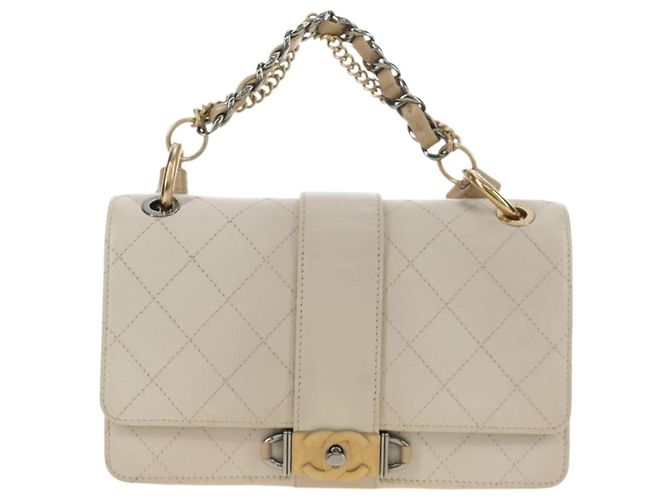 CHANEL Bolsa de Ombro Matelassé em Couro 2way Marfim Ouro Prata CC - vista 13