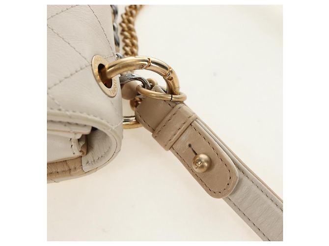 CHANEL Bolsa de Ombro Matelassé em Couro 2way Marfim Ouro Prata CC - vista 15