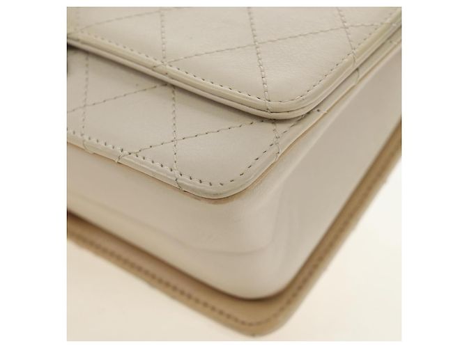 CHANEL Bolsa de Ombro Matelassé em Couro 2way Marfim Ouro Prata CC - vista 17