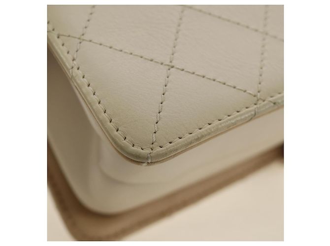 CHANEL Bolsa de Ombro Matelassé em Couro 2way Marfim Ouro Prata CC - vista 18