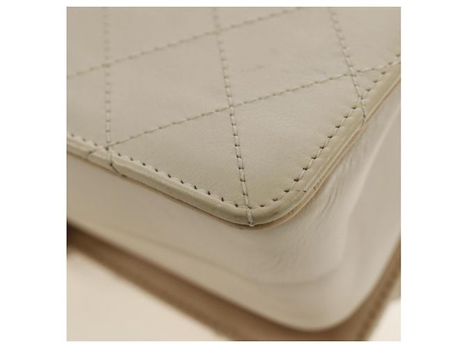 CHANEL Bolsa de Ombro Matelassé em Couro 2way Marfim Ouro Prata CC - vista 19