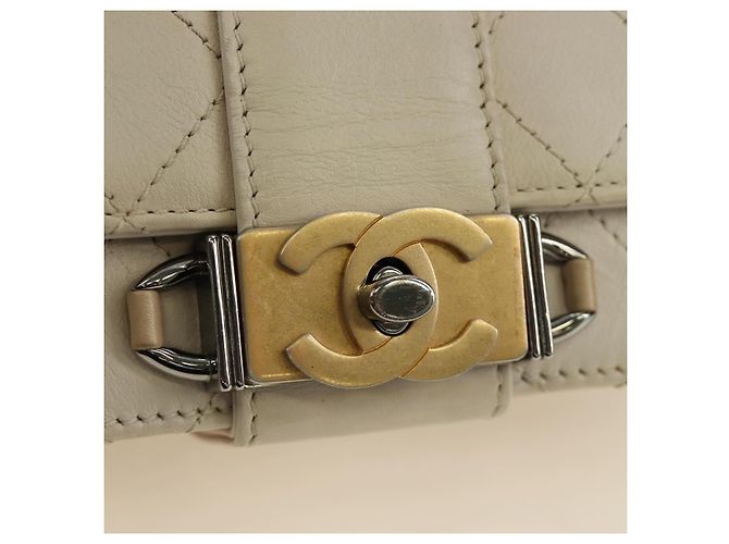 CHANEL Bolsa de Ombro Matelassé em Couro 2way Marfim Ouro Prata CC - vista 20