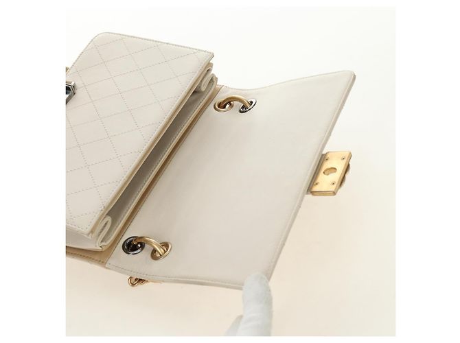 CHANEL Bolsa de Ombro Matelassé em Couro 2way Marfim Ouro Prata CC - vista 21