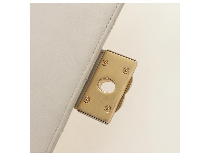 CHANEL Bolsa de Ombro Matelassé em Couro 2way Marfim Ouro Prata CC - vista 22