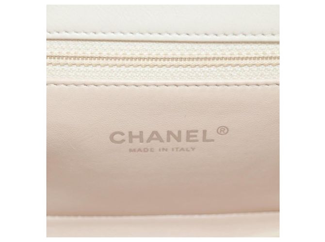 CHANEL Bolsa de Ombro Matelassé em Couro 2way Marfim Ouro Prata CC - vista 23
