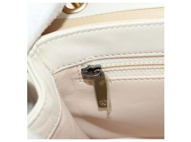 CHANEL Bolsa de Ombro Matelassé em Couro 2way Marfim Ouro Prata CC - vista 26