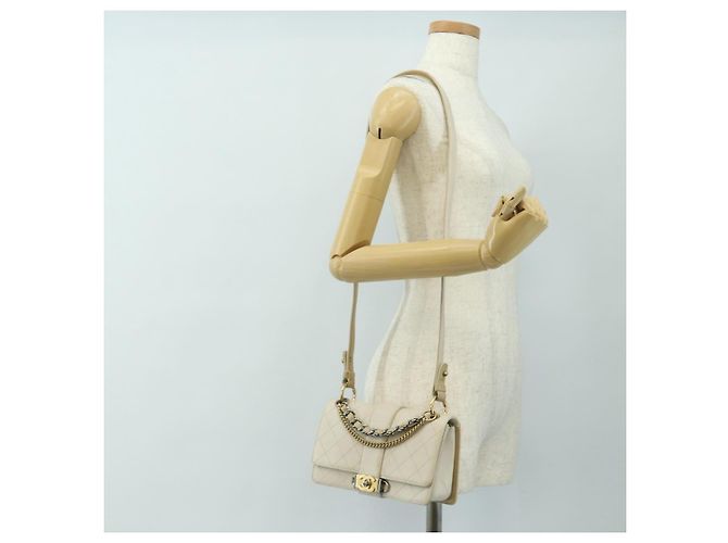 CHANEL Bolsa de Ombro Matelassé em Couro 2way Marfim Ouro Prata CC - vista 29