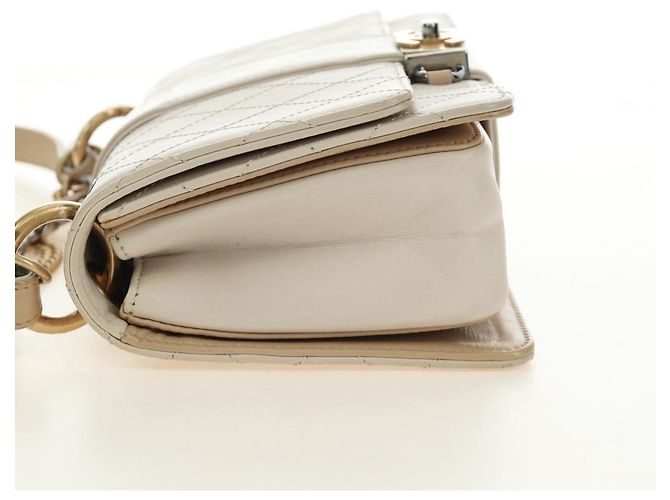 CHANEL Bolsa de Ombro Matelassé em Couro 2way Marfim Ouro Prata CC - vista 3