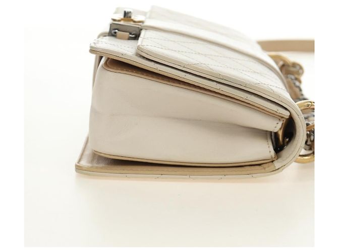 CHANEL Bolsa de Ombro Matelassé em Couro 2way Marfim Ouro Prata CC - vista 4