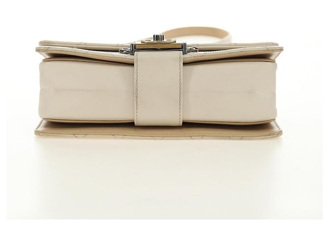 CHANEL Bolsa de Ombro Matelassé em Couro 2way Marfim Ouro Prata CC - vista 5