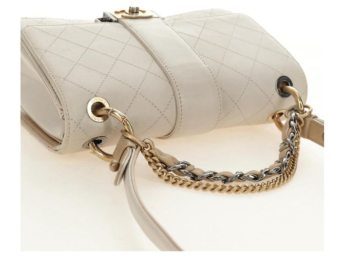 CHANEL Bolsa de Ombro Matelassé em Couro 2way Marfim Ouro Prata CC - vista 6