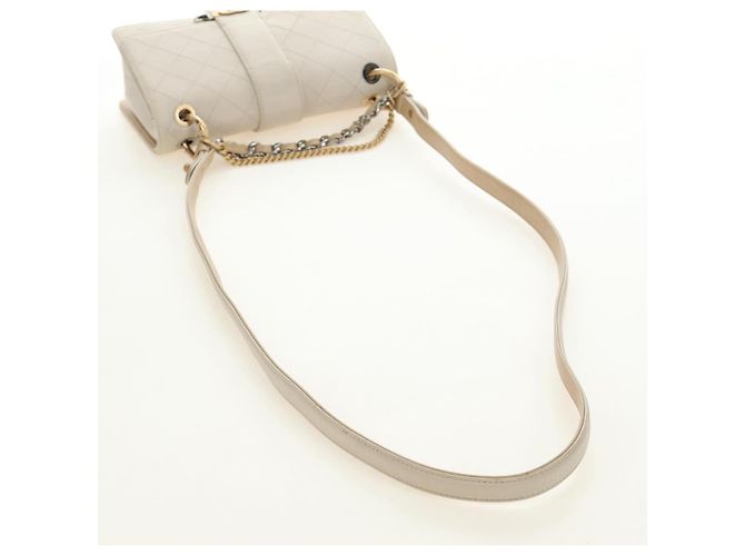 CHANEL Bolsa de Ombro Matelassé em Couro 2way Marfim Ouro Prata CC - vista 8