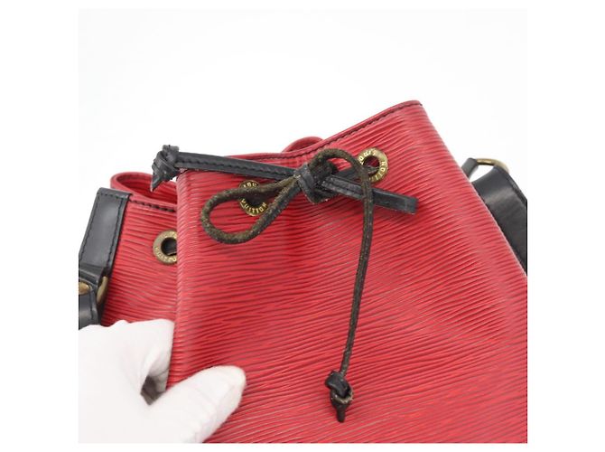 LOUIS VUITTON Epi Petit Noe Shoulder Bag Bicolor Black Red M44172 - vista 10