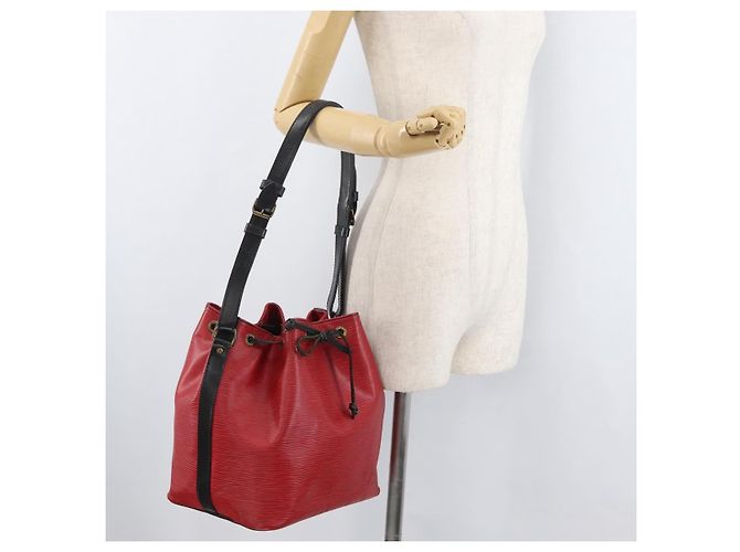 LOUIS VUITTON Epi Petit Noe Shoulder Bag Bicolor Black Red M44172 - vista 22