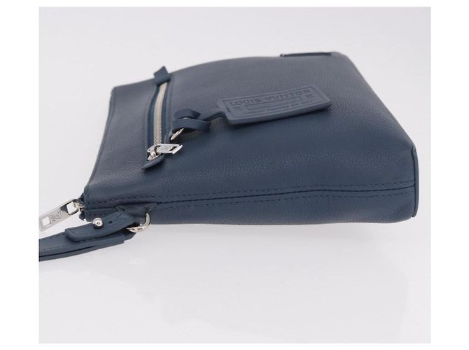LOUIS VUITTON Takeoff Pouch Cowhide leather Blue Atlantic M82813 - vista 4