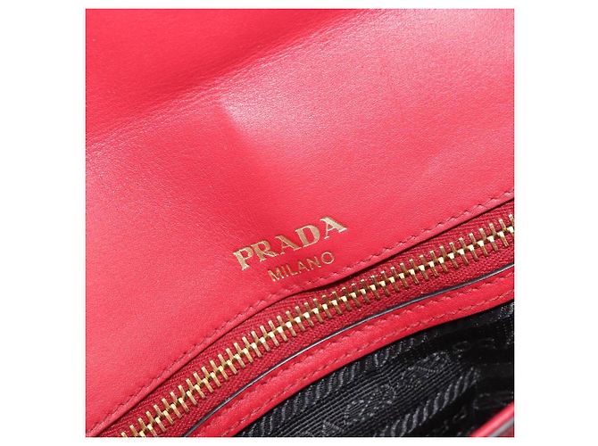 PRADA Chain Shoulder Bag Safiano Leather Red Gold - vista 21