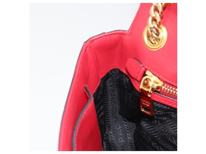PRADA Chain Shoulder Bag Safiano Leather Red Gold - vista 23