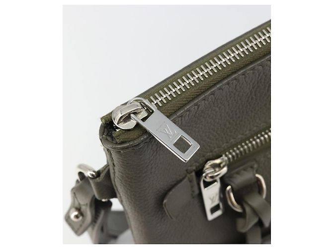 LOUIS VUITTON Takeoff Pouch Clutch Bag Leather Gray M81735 LV - vista 9