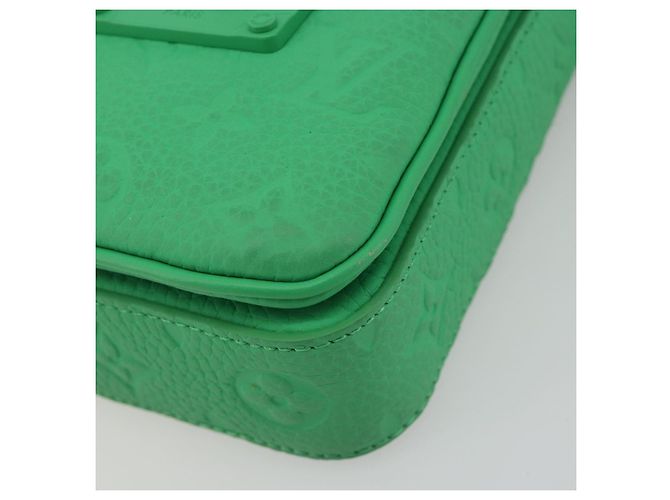 LOUIS VUITTON Lock Vertical Wearable Wallet M81525 - vista 14