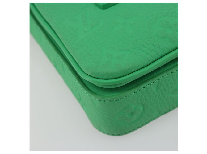 LOUIS VUITTON Lock Vertical Wearable Wallet M81525 - vista 15