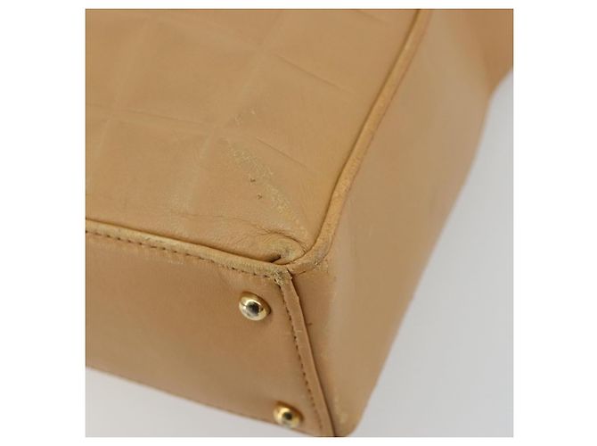 CHANEL Bolsa Tote Choco Bar em Pele de Cordeiro Bege Gold CC - vista 12