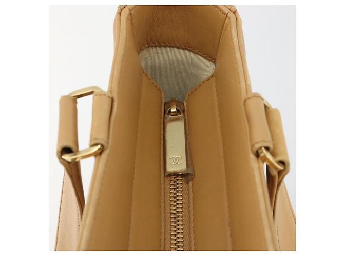 CHANEL Bolsa Tote Choco Bar em Pele de Cordeiro Bege Gold CC - vista 15