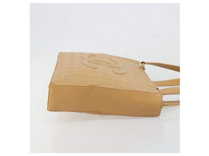 CHANEL Bolsa Tote Choco Bar em Pele de Cordeiro Bege Gold CC - vista 4