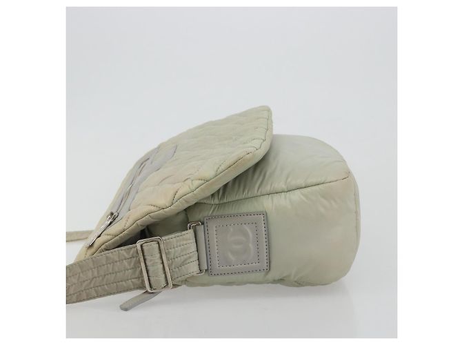 CHANEL Bolso de Hombro Cococoon Nylon Gris Plata CC - vista 4