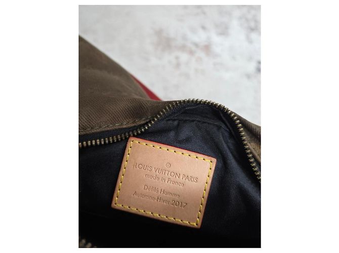 Louis Vuitton x Supreme Borsa Monogram Camouflage Kaki Cachi - vista 13