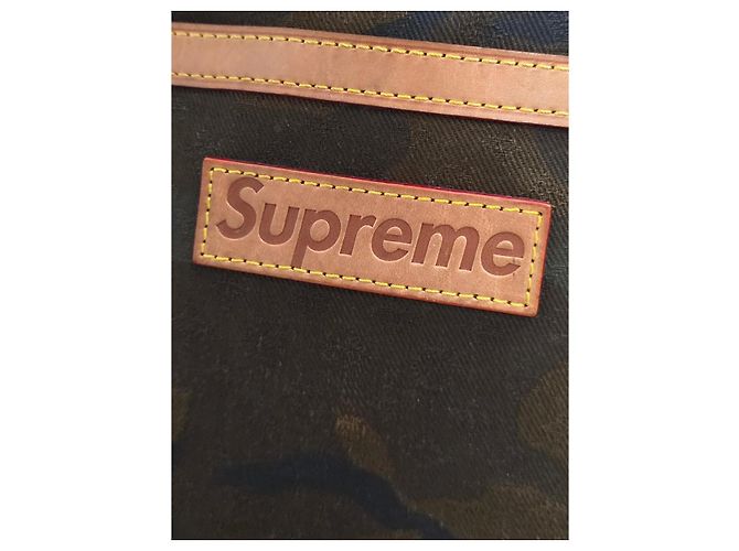 Louis Vuitton x Supreme Borsa Monogram Camouflage Kaki Cachi - vista 3