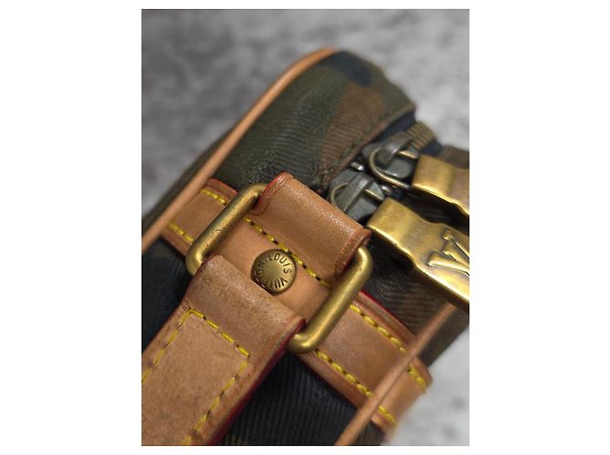 Louis Vuitton x Supreme Borsa Monogram Camouflage Kaki Cachi - vista 9