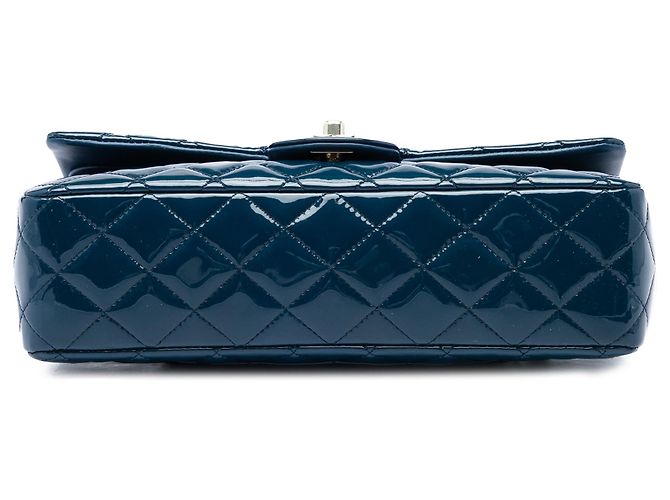 Borsa a tracolla Chanel Medium Classic Double Flap in vernice blu - vista 3