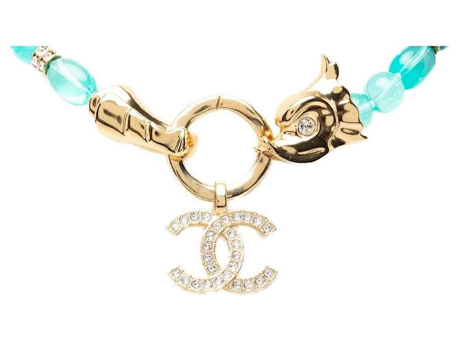 Blaues Chanel CC Collier mit Strass und Perlen in Goldton - Ansicht 3